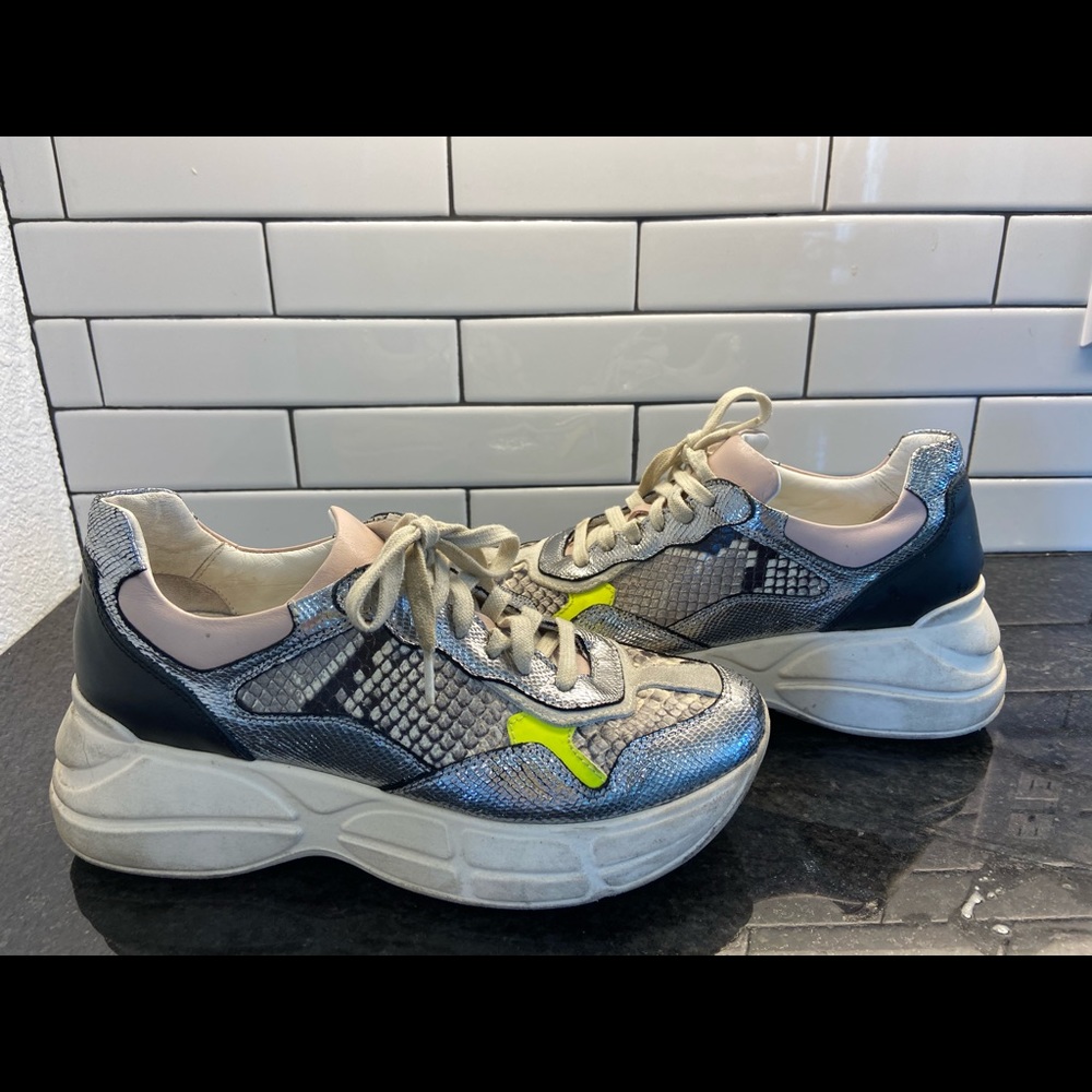 Platform tennis shoes